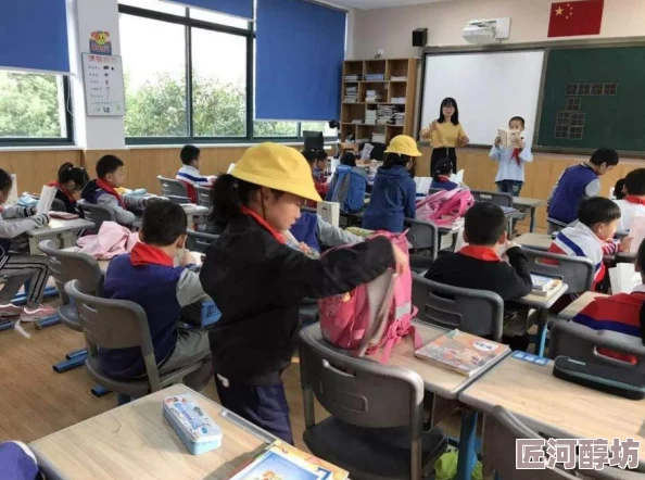 同桌扒下我的内衣摸了一节课听说班主任和当事人父母都是小学同学关系错综复杂